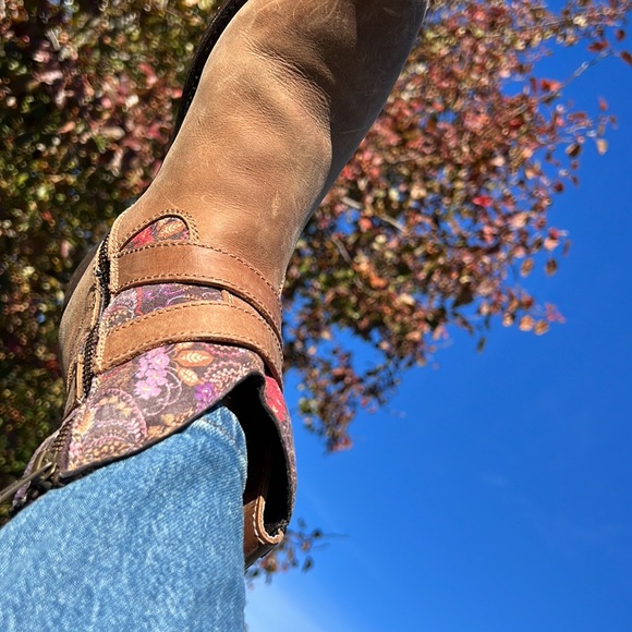 Women’s leather ankle Booties. - Picture 3 of 11